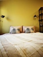 Posteľ alebo postele v izbe v ubytovaní Jacuzzi Terrasse 86 - Terrasse & Climatisation - 4 personnes - BnB Epernay