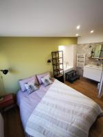 Posteľ alebo postele v izbe v ubytovaní Jacuzzi Terrasse 86 - Terrasse & Climatisation - 4 personnes - BnB Epernay