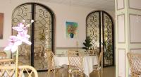 - une salle à manger avec une table et deux portes voûtées dans l&#39;établissement Le Chagny, à Chagny