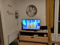 Telewizja i/lub zestaw kina domowego w obiekcie Gîte des 3 arbres