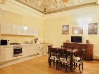 Kuchnia lub aneks kuchenny w obiekcie Palazzo Bianchi Bandinelli by FrancigenaApartments