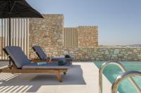 T7 LUXURY VILLAS PAROSの敷地内または近くにあるプール