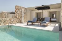 T7 LUXURY VILLAS PAROSの敷地内または近くにあるプール