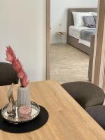 Posteľ alebo postele v izbe v ubytovaní Beachfront Apartments and Rooms