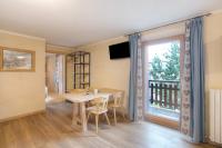 Televízia a/alebo spoločenská miestnosť v ubytovaní Appartamento Nonna Engadina Chalet