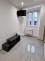 Televízia a/alebo spoločenská miestnosť v ubytovaní Apartman Julija 2