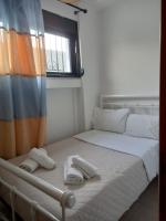 Posteľ alebo postele v izbe v ubytovaní Flisvos Apartments