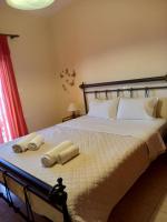 Posteľ alebo postele v izbe v ubytovaní Flisvos Apartments