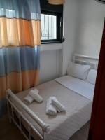 Posteľ alebo postele v izbe v ubytovaní Flisvos Apartments