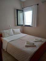 Posteľ alebo postele v izbe v ubytovaní Flisvos Apartments