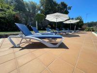 Bazén v ubytování CHALET CON VISTAS AL MAR, PISCINA, PISTA FUTBOL...IDEAL PARA FAMILIAS CON NIÑOS nebo v jeho okolí
