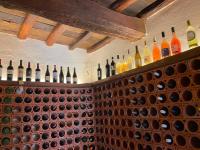 un montón de botellas de vino en una pared en Villa Rigacci, en Reggello