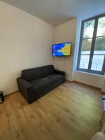 Telewizja i/lub zestaw kina domowego w obiekcie Villa des Thermes - T2