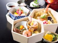 ホテルの敷地内または近くでの食事または食べ物