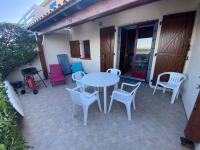 Balkón alebo terasa v ubytovaní Charmant pavillon T2, climatisé, 4 pers, proche plage et commerces, parking privé - FR-1-81-574