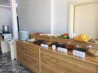 una línea de buffet con diferentes tipos de comida. en inDİANA HOTEL, en Van