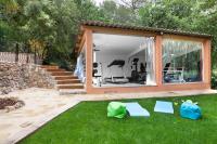 a yard with green grass and a house with a window at La Casa dei Sogni in Flayosc