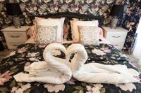 two swans are wrapped in towels on a bed at La Casa dei Sogni in Flayosc