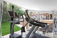 a gym with two treadmills and a treadmill at La Casa dei Sogni in Flayosc