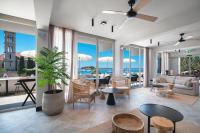 フヴァルにあるBeach Bay Hvar Hotelの海の見えるリビングルーム
