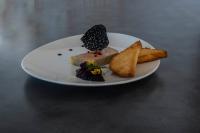 ein weißer Teller mit Essen auf einem Tisch in der Unterkunft Logis Hôtel Volcan Sancy in Nébouzat
