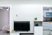 Televízia a/alebo spoločenská miestnosť v ubytovaní Moderno apartamento Centro Granada