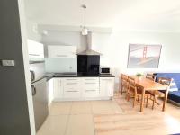 Kuchyňa alebo kuchynka v ubytovaní Apartament Pogodny