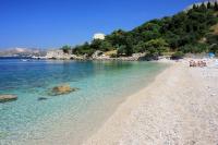 une plage avec un groupe de personnes dans l&#39;eau dans l&#39;établissement Apartments by the sea Plat, Dubrovnik - 2136, à Mlini