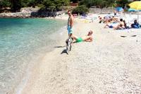 - un homme à vélo sur la plage dans l&#39;établissement Apartments by the sea Plat, Dubrovnik - 2136, à Mlini