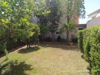 A garden outside Ήσυχο οικογενειακό σπίτι.