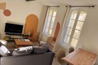 Telewizja i/lub zestaw kina domowego w obiekcie LES ARCHES - BELLE DECORATION - WIFI - AC CLiM