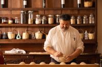 un uomo in una cucina che prepara il cibo di Masseria San Paolo Grande a Ostuni
