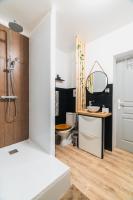 a bathroom with a toilet and a sink and a mirror at Chambre unique Lovya, avec Jacuzzi en hypercentre in Villeneuve-sur-Lot