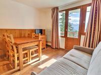 Telewizja i/lub zestaw kina domowego w obiekcie Appartement 2 Pièces à La Tania, 4 Pers, Skis aux Pieds, Balcon Est - FR-1-182A-6