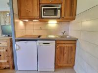 Kuchyňa alebo kuchynka v ubytovaní Appartement 2 Pièces 31m² - Skis aux pieds - Coeur des 3 Vallées - La Tania - FR-1-182A-18