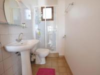 Um banheiro em Comfortable Apartment in Lablach re with Terrace in Ard che