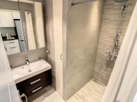Łazienka w obiekcie Beautiful 1 bedroom with garden on the Croisette 254