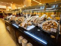 una panadería con un buffet de pan y bollería en Anjum Makkah Hotel, en La Meca