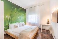 メンヒェングラートバッハにあるHotel Freiraumのベッドと緑の壁のある寝室