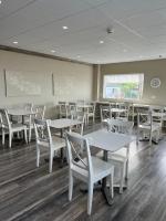 Een restaurant of ander eetgelegenheid bij Við Hafið Guesthouse