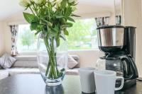 Příslušenství pro přípravu čaje a kávy v ubytování Fabulous Modern Holiday Home BEACH Cleethorpes Beach Thorpe Park Haven