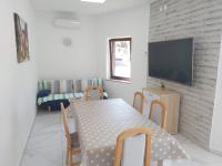 Telewizja i/lub zestaw kina domowego w obiekcie Apartmani Totić