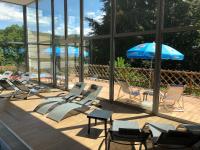 Bazén v ubytování Hotel Villa Golf Cihelny nebo v jeho okolí