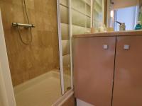 Łazienka w obiekcie Appartement 4 pers. avec terrasse et piscine, plage à proximité - FR-1-472A-259