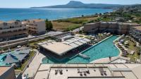 Bazén v ubytování Kiani Beach Resort Family All Inclusive nebo v jeho okolí