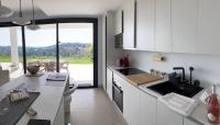 Kuchyň nebo kuchyňský kout v ubytování COSTA DEL SOL MIJAS GOLF FIRST LINE-NEAR MARBELLA - STUNNING VIEWS - GROUND FLOOR PENTHOUSE APPARTEMENT - 3 BEDROOMS - BIG TERRAS AND GARDEN 2- 6 persons ONE PRICE! - COMPLETELY FURNISHED AND EQUIPT FOR AN UNFORGETABLE HOLIDAY AND GOLF MATCHES PLEASURES