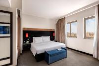 Ein Bett oder Betten in einem Zimmer der Unterkunft Oaks Ibn Battuta Gate Dubai