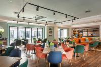 Restaurace v ubytování Holiday Inn Guildford by IHG