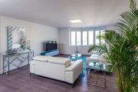 Telewizja i/lub zestaw kina domowego w obiekcie Suites Mana - Le Manaloft, Chic et moderne avec salle privée de Fitness en plein centre-ville de Rethel