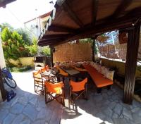 Reštaurácia alebo iné gastronomické zariadenie v ubytovaní Spacious 2-bedroom vacation home with sea view